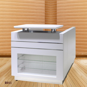 Precio barato Blanco Moderno Salón de belleza Muebles de spa Pequeña mesa de escritorio de recepción frontal de alto brillo con pantalla de vidrio